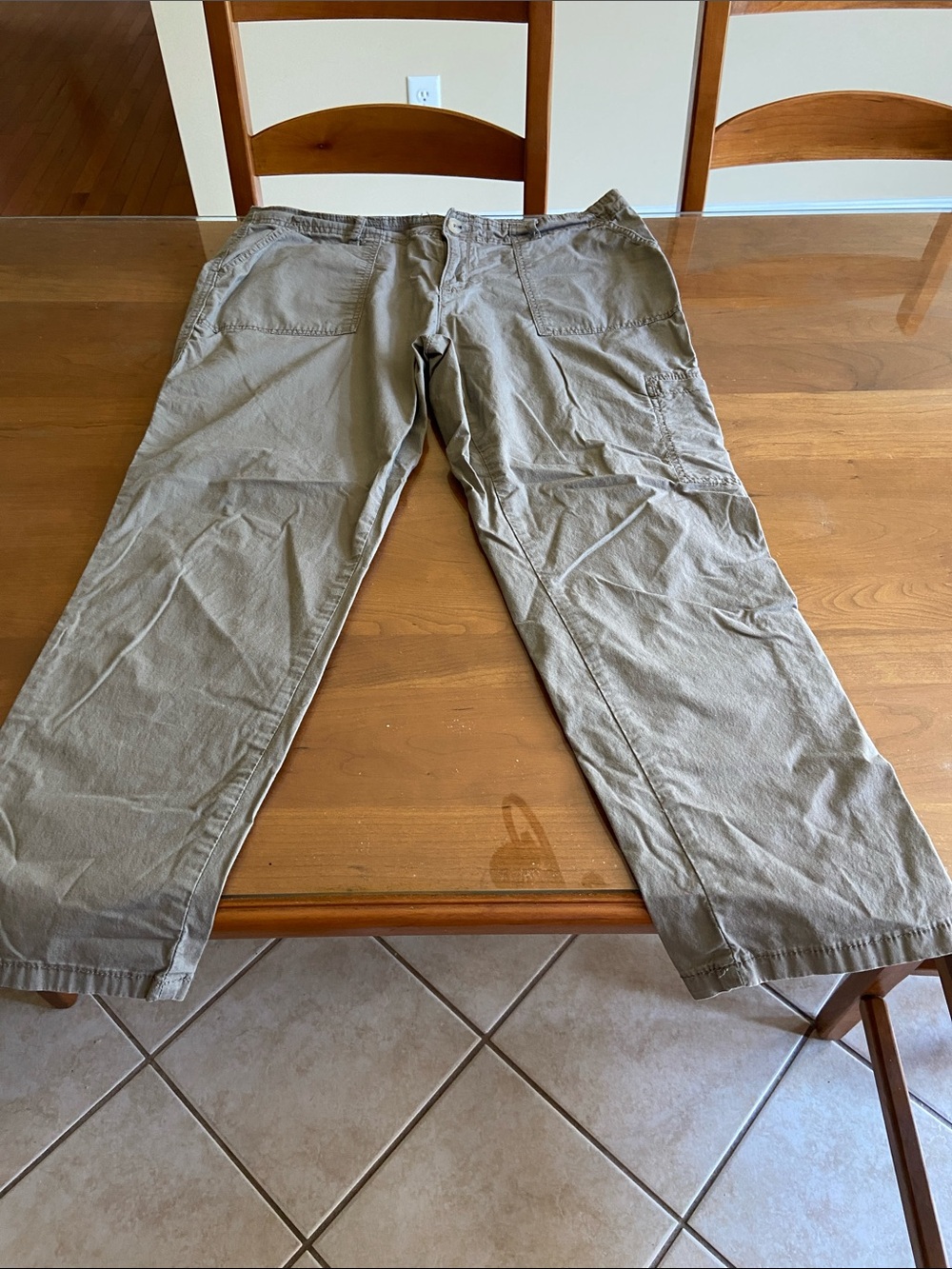 Liz Claiborne Women’s 97% Cotton.   Pants in Light Khaki